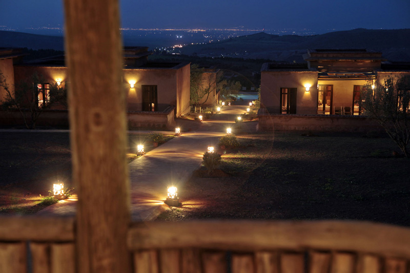 Les lodges des Terres d’Amanar éclairés en soirée